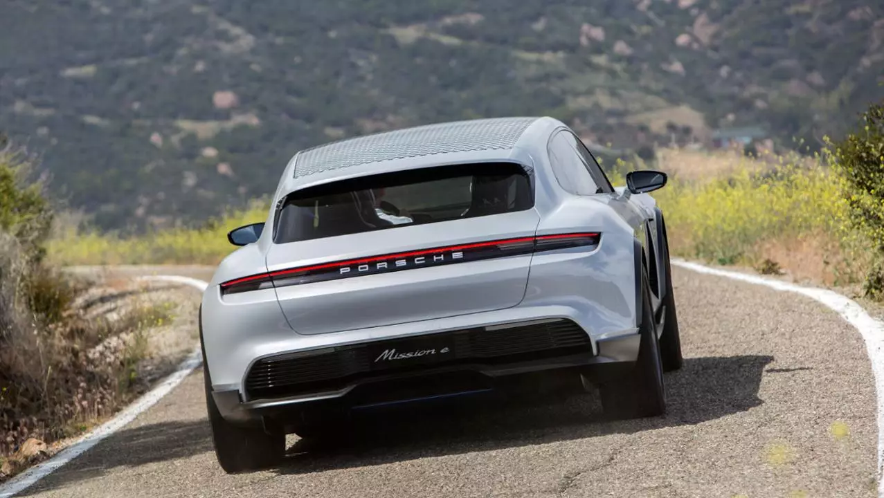 Porsche Mission e Cross Tourism