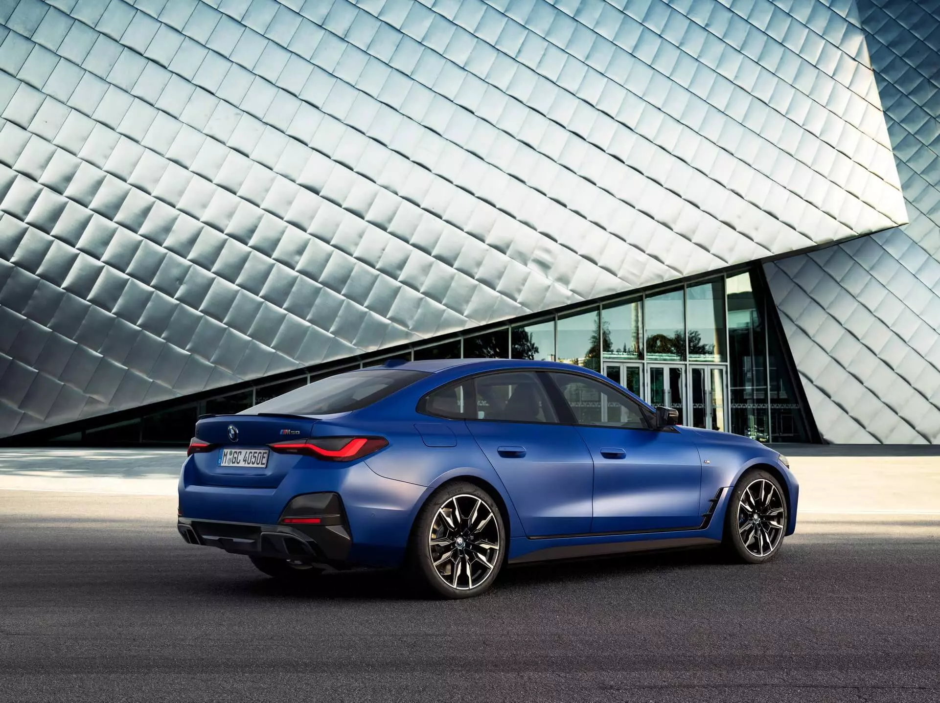 سيارة BMW i4 M50