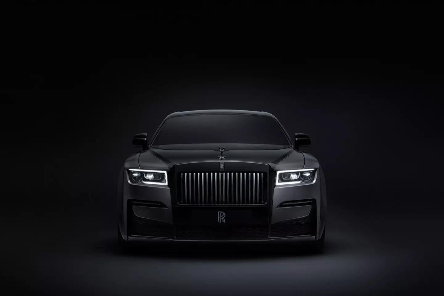 pantasma de insignia negra de rolls-royce