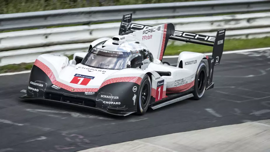 Déanann Porsche “brú” ar thaifead Nordschleife. Féach ar an bord! 14743_1