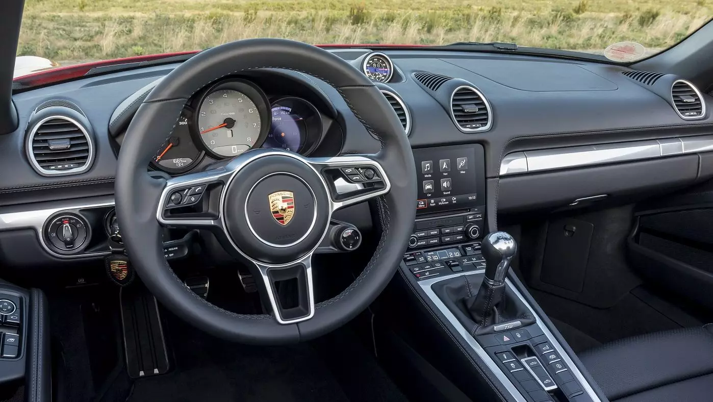 At wheel ee Porsche 718 Boxster cusub: waa turbo oo uu leeyahay 4 cylinders. Ka dibna? 15015_2