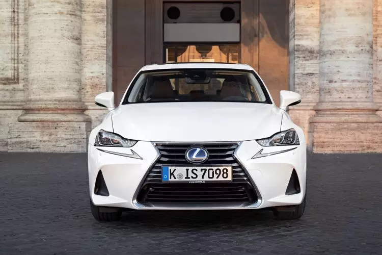 ကျွန်ုပ်တို့သည် ပေါ်တူဂီတွင် Lexus IS 300h အသစ်ကို စမ်းသပ်ပြီးဖြစ်သည်။ 15201_1