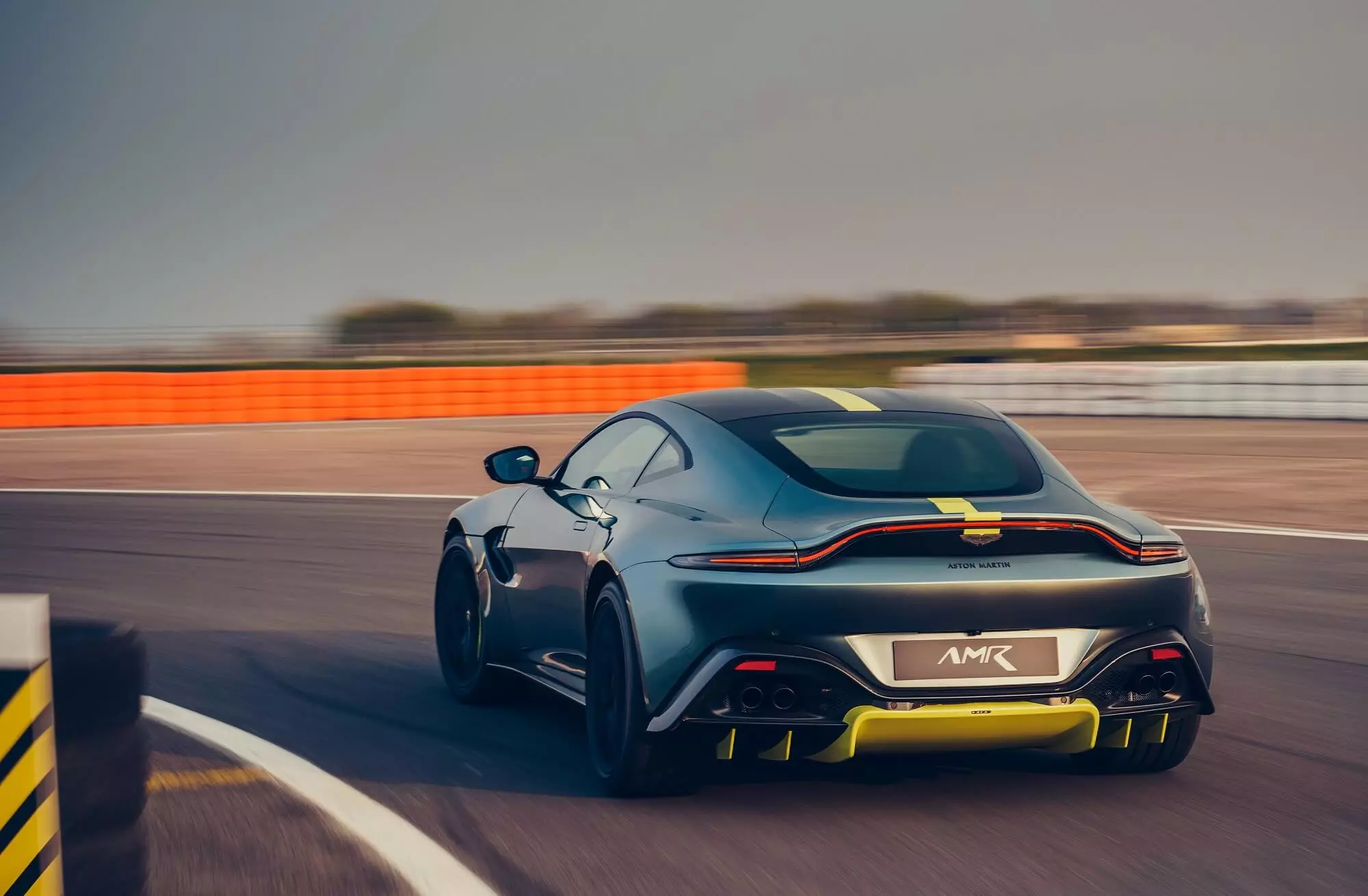 Aston ማርቲን Vantage AMR