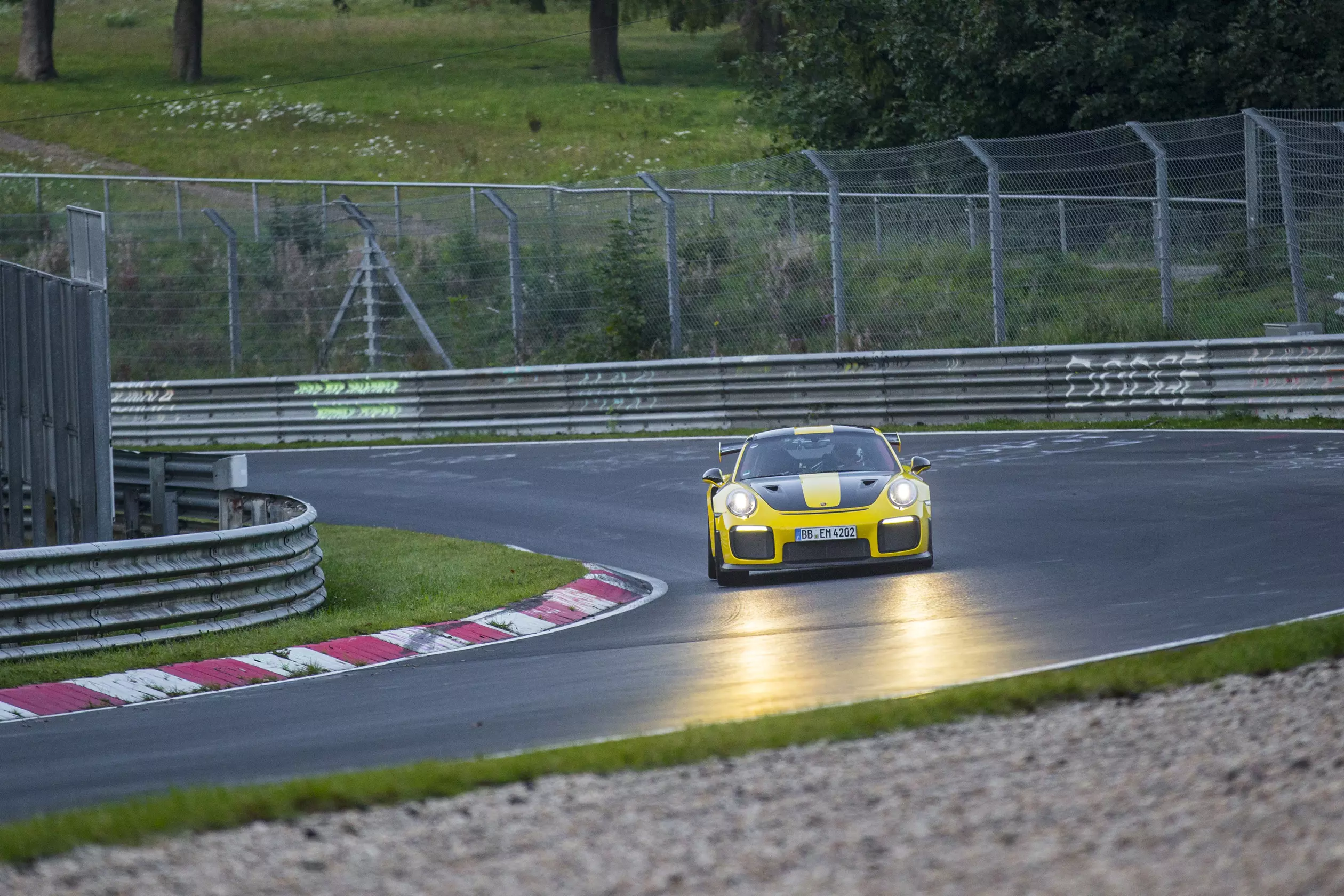 Porsche 911 GT2 RS. Թող անցնի «կանաչ դժոխքի» թագավորը 15437_5
