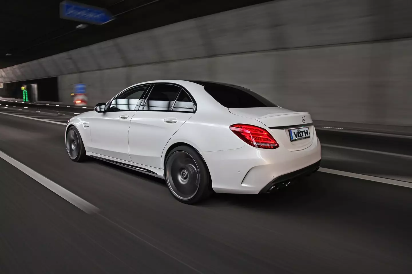 Mersedes-Benz C63-1