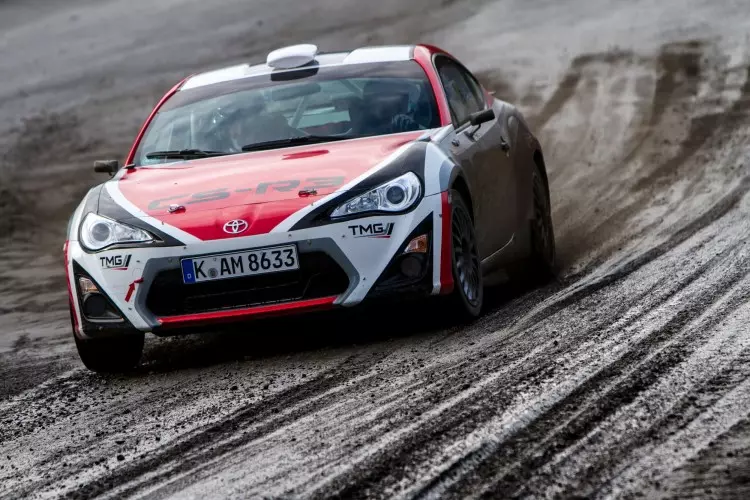 тојота-gt86-cs-r3-4