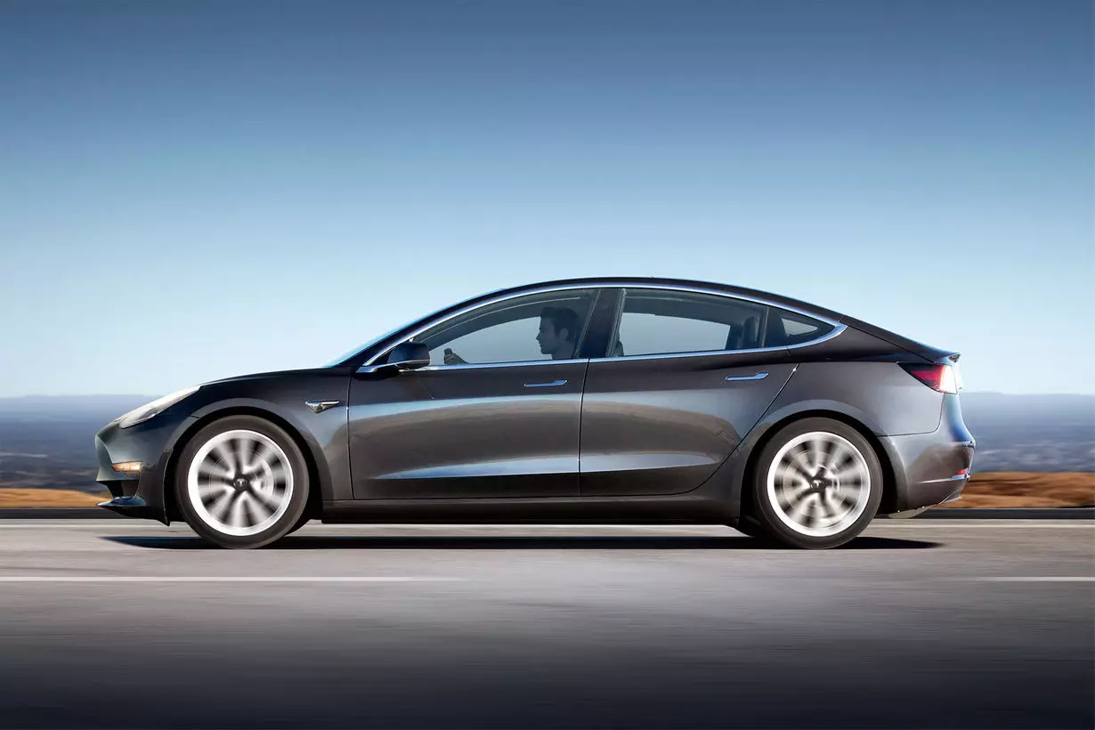 Lehen Tesla Model 3 entregatu da dagoeneko. Eta, orain? 15647_1