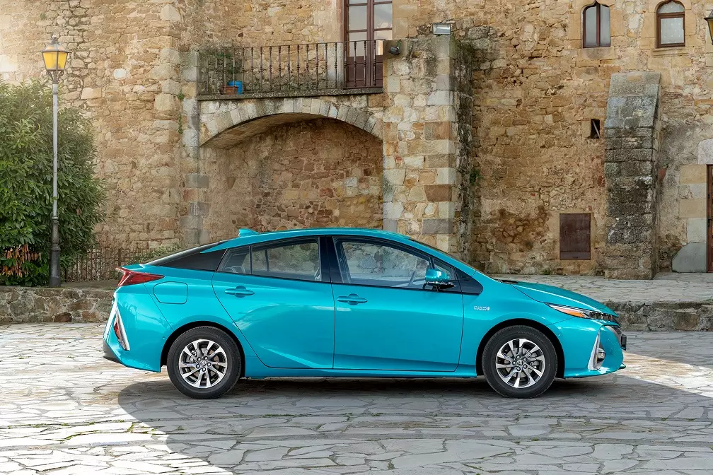 Tá praghas breise ar Toyota Prius Plug-in don Phortaingéil anois 15657_1