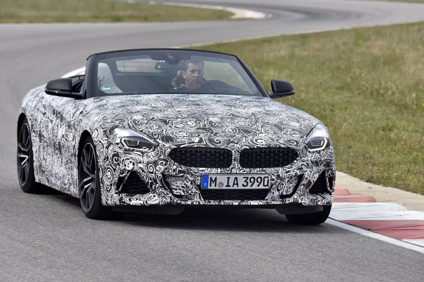 BMW Z4 2019 छद्म