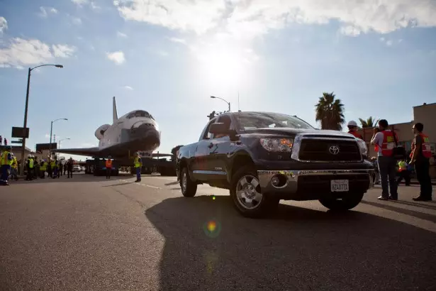 Toyota Tundra: Kosmos gämiňiz döwülmeli bolsa, siziň üçin iň gowy trailer bar! 15877_2