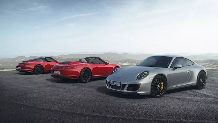 కొత్త పోర్స్చే 911 GTS. మధ్యలో ధర్మమా? 15913_1