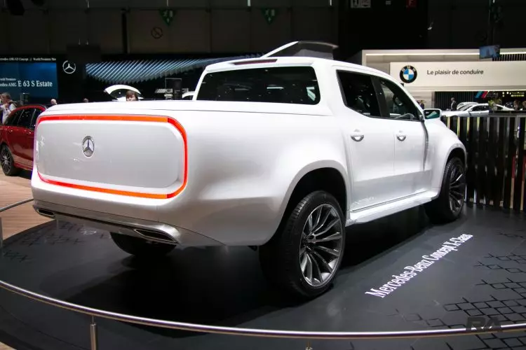 2017 yil Mercedes-Benz X-Class Jenevada