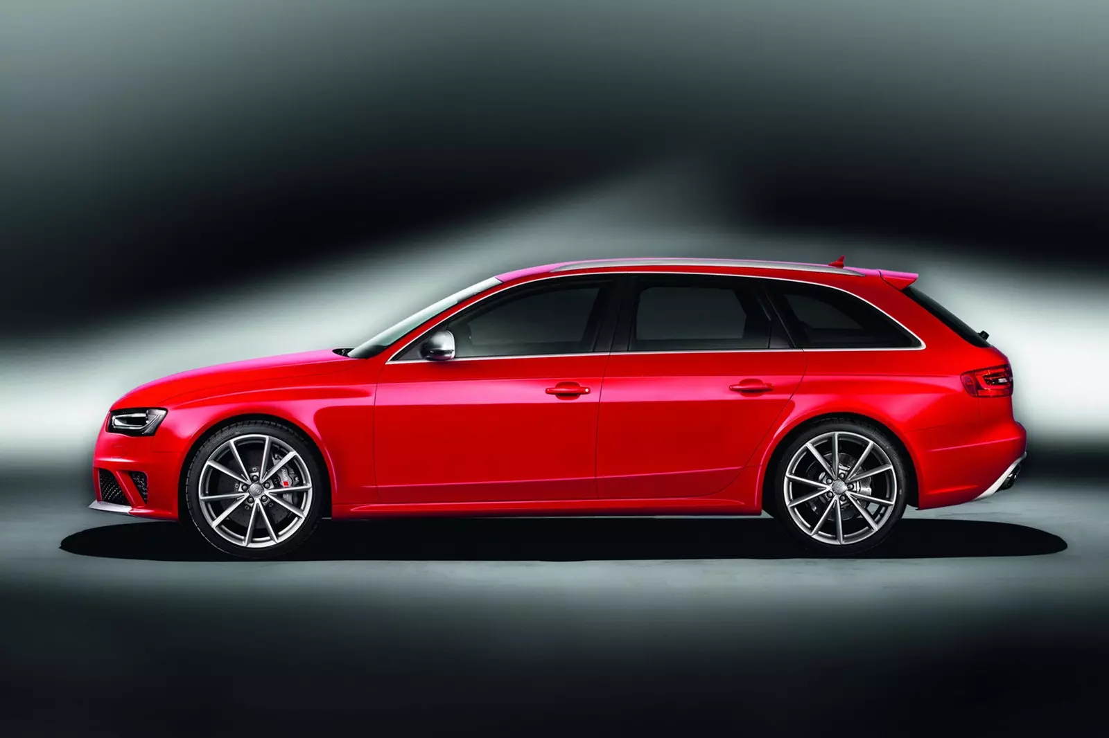 Audi RS4: Laing super-pamilya sa merkado. 16389_3