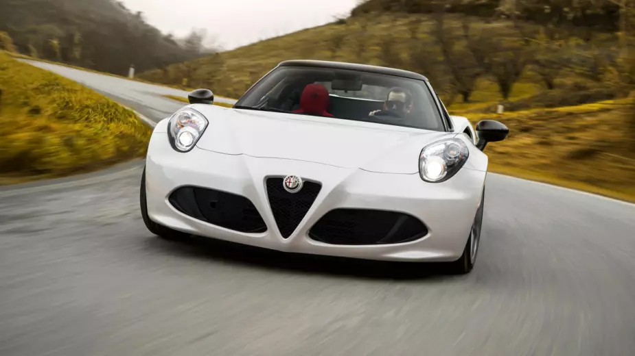 Alfa Romeo 4C. Nchafatso ea koloi e kholo ea bana ka 2018