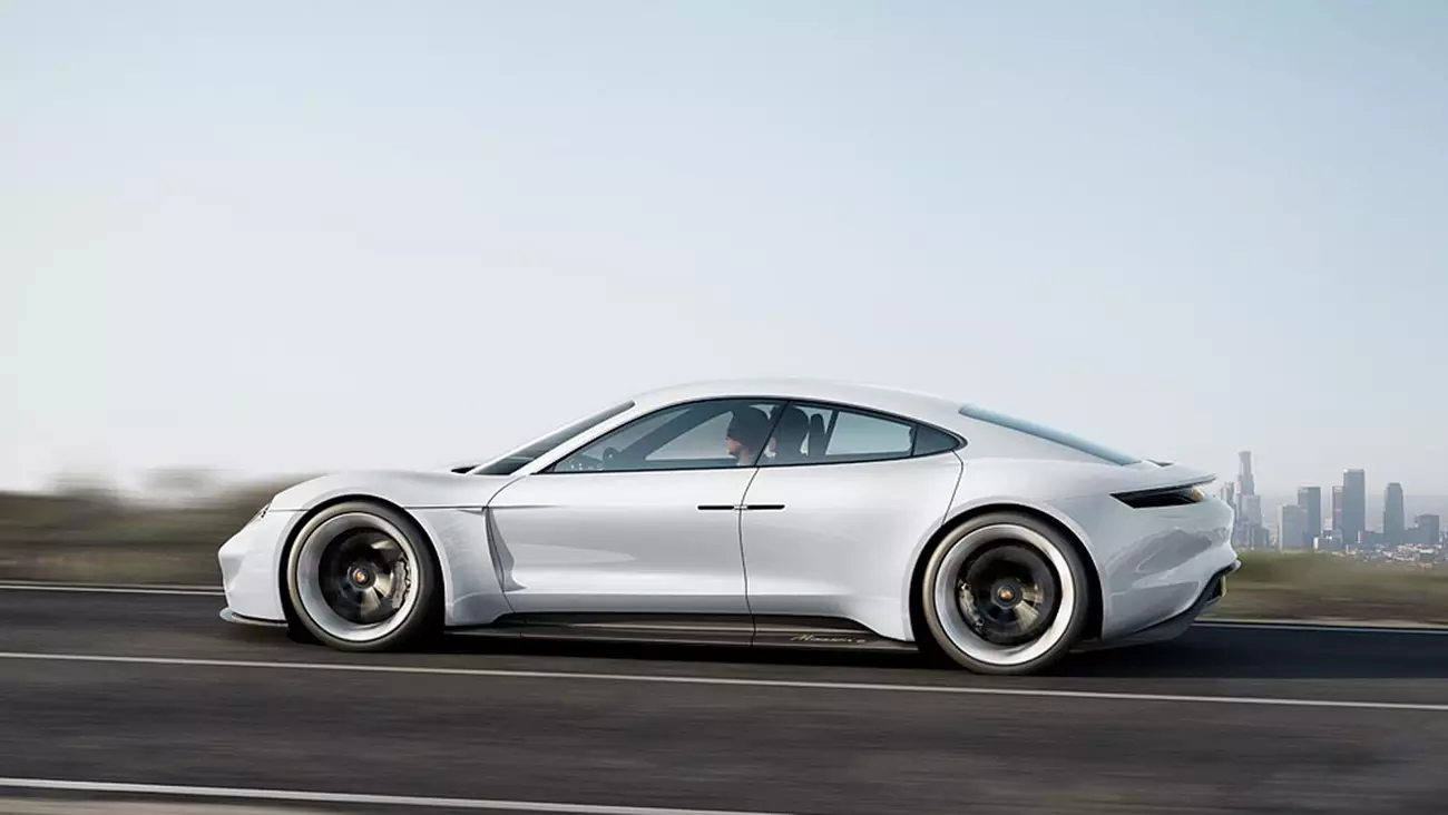 Porsche Mission E. Mere «beskeden» version med mere end 400 hk 16491_4