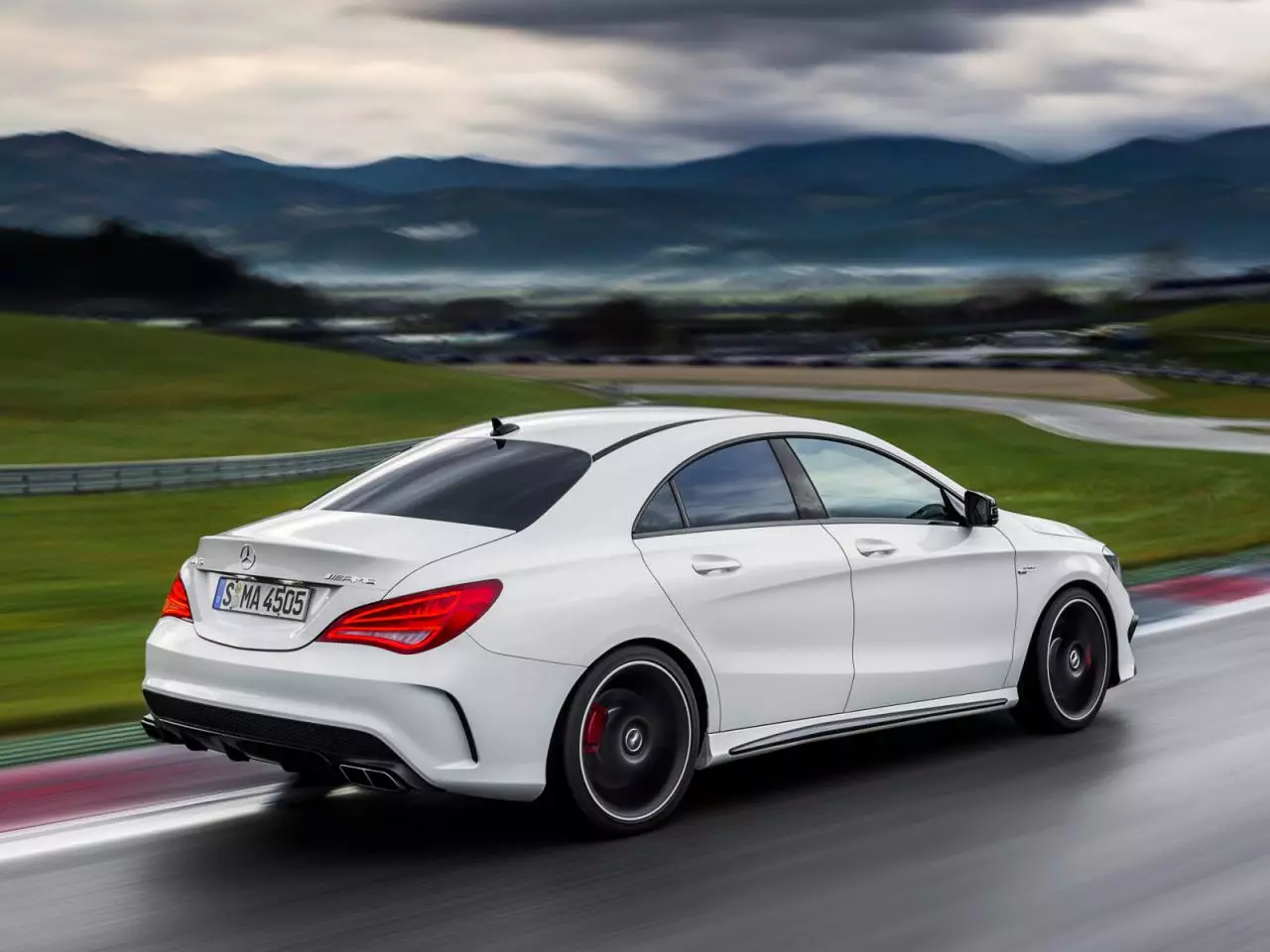 Мерседес CLA 45 AMG сүрөттөрү немис брендинен качат 16512_1