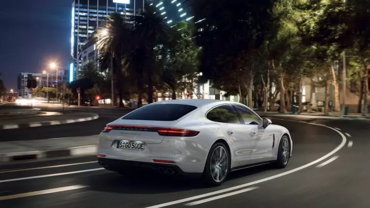 Viv ak koulè. Porsche Panamera ki pi pwisan tout tan 16570_1