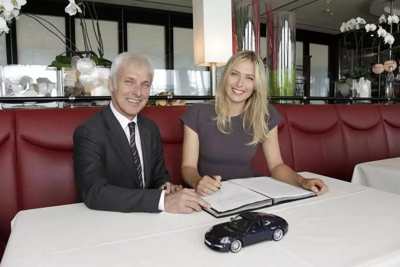 Porsche menangguhkan hubungan dengan Maria Sharapova 16580_1