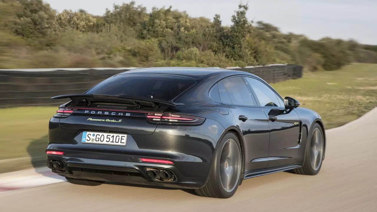 2017 Porsche Panamera Turbo S E-Hybrid E pasme