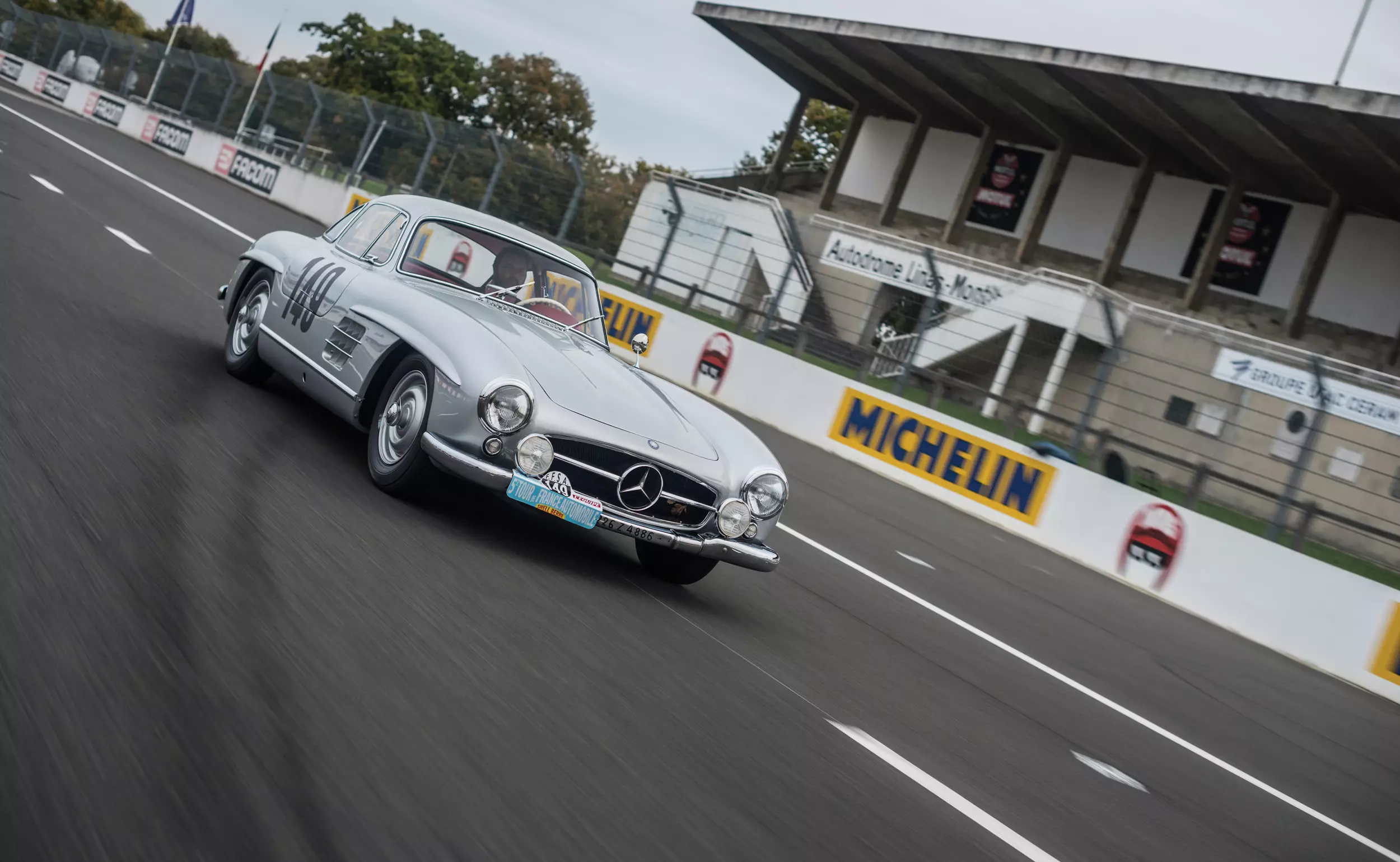 Mercedes-Benz 300SL võistlus, mida juhib Sir Stirling Moss, läheb oksjonile 16610_1