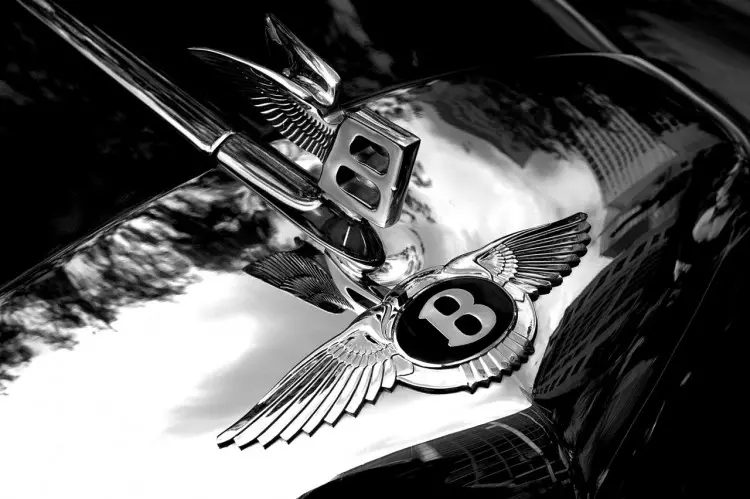 1280px-Bentley_badge_and_hood_ornament_väčší