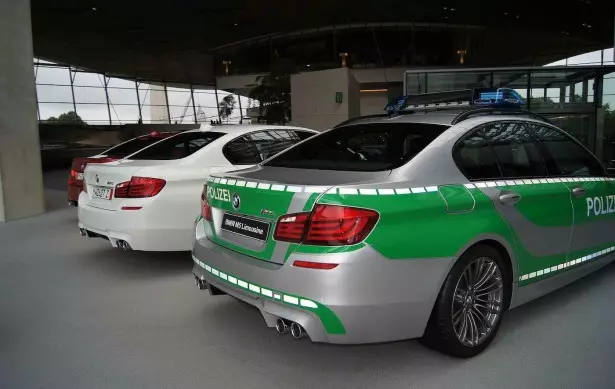 BMW M5 Polizei: קיין איינער קענען אַנטלויפן פון דעם! 16773_1