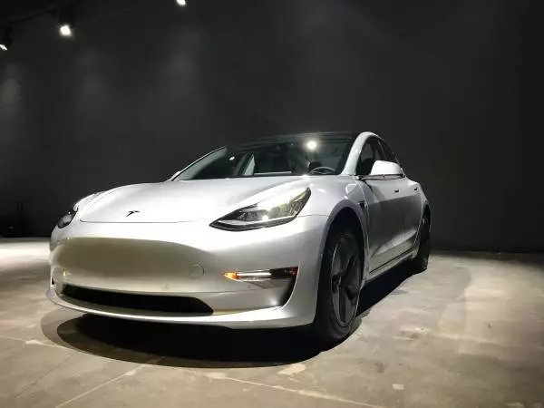 Tesla Model 3 vann sou Craiglist