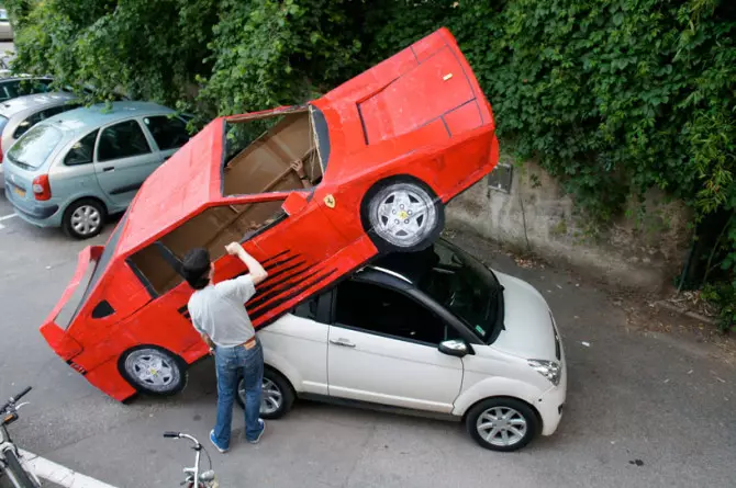 benedetto-bufalino-trasforma-una-vecchia-auto-in-un-cartone-ferrari-designboom-21