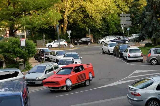 benedetto-bufalino-transforms-an-old-car-in-a-cardboard-ferrari-designboom-22