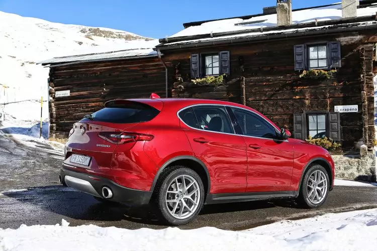 2017 Alfa Romeo Stelvio arka