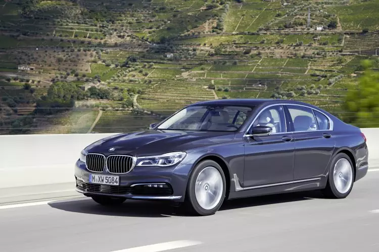 2016-बीएमडब्ल्यू-750Li-xDrive1