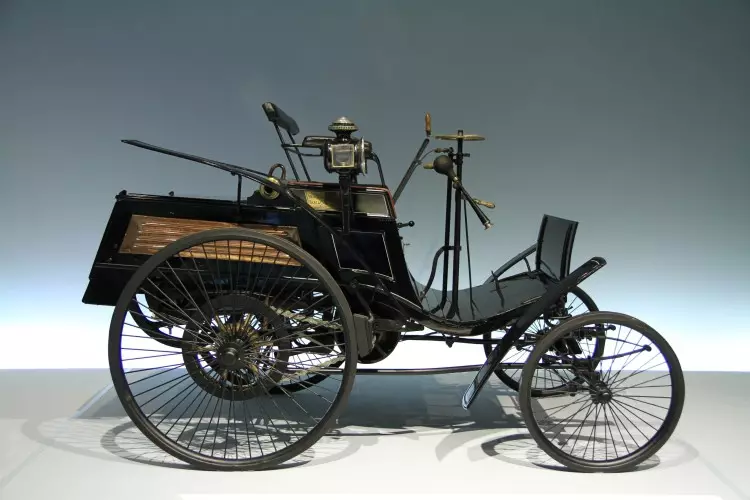 Erste serienmäßig erstellte Motorwagen des Badischen Erfinders Carl Benz z Jahre 1894. Fotografiert w Muzeum Daimlera w Stuttgarcie.