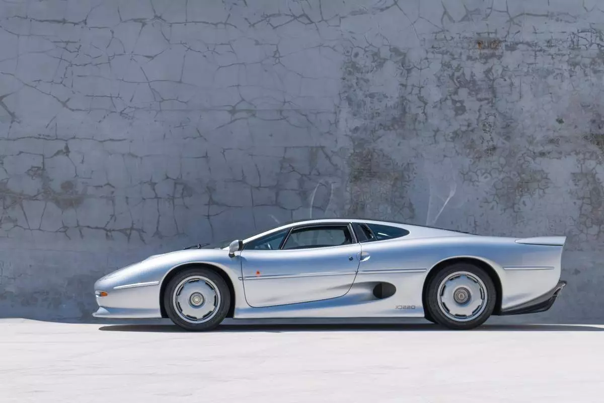 Jaguar XJ220