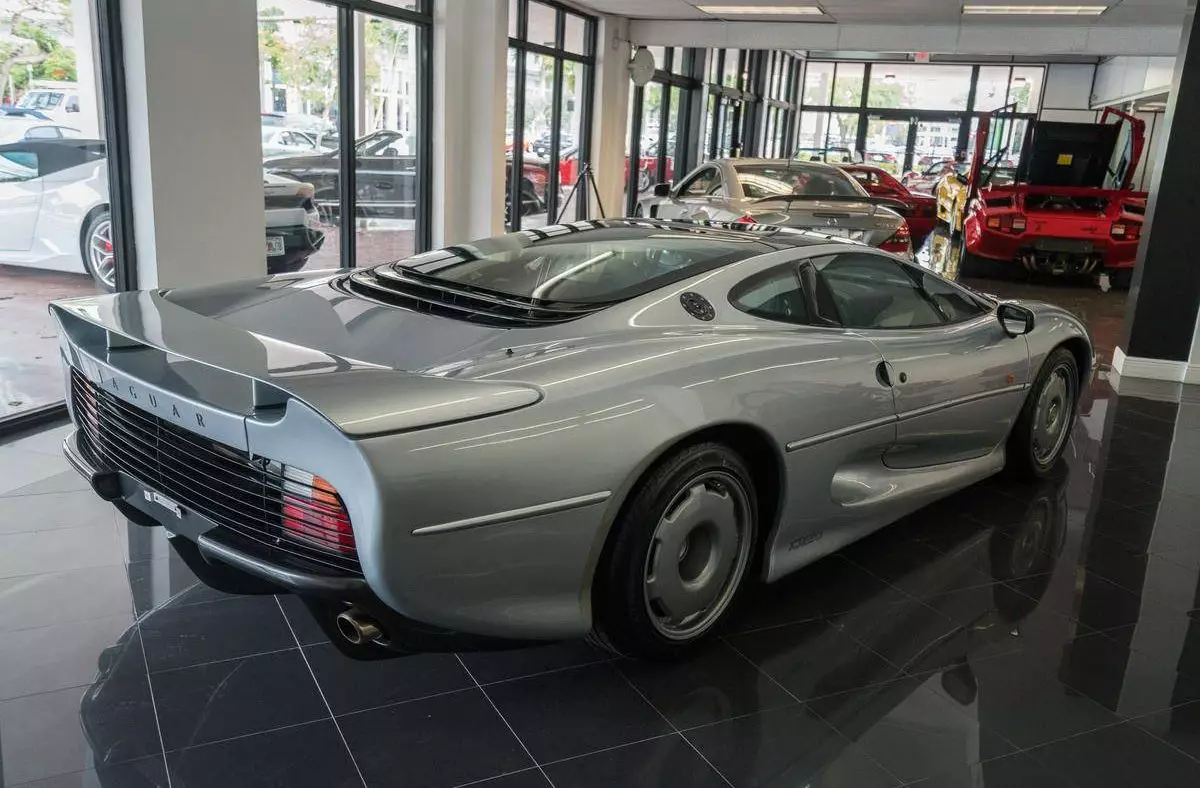 Ягуар xj220