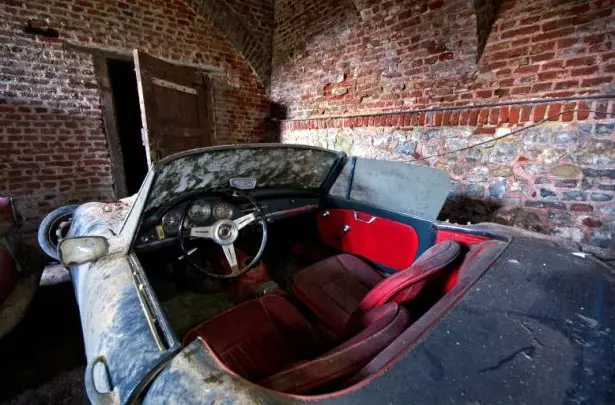 Urban explorers discover collection of «Alfas Romeos» abandoned in a castle 17354_3