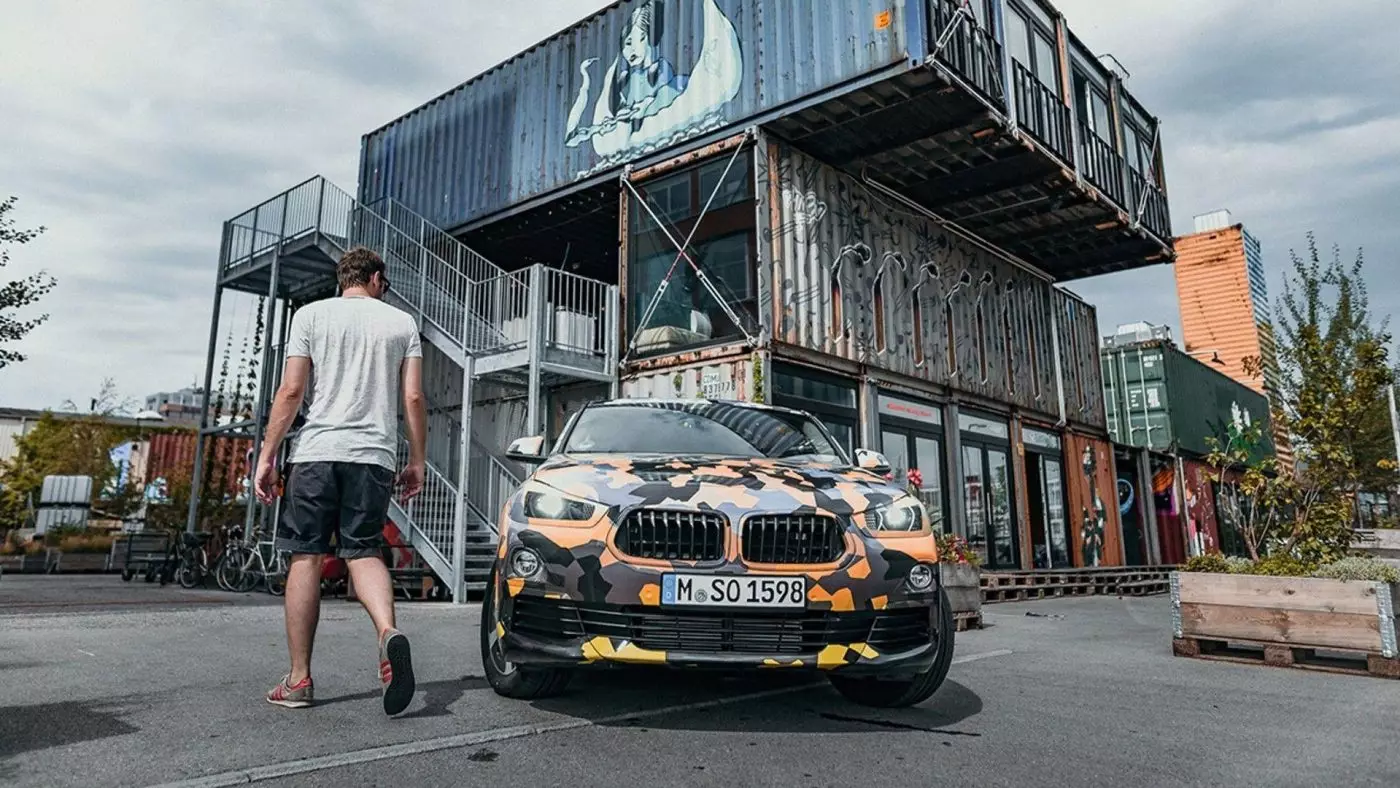 إعلان تشويقي لسيارة BMW X2
