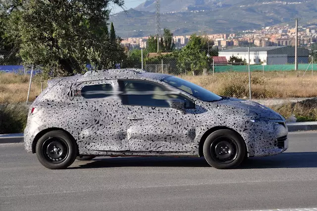 Nuova Renault Clio 2013/2014 beccata nei test 17818_1