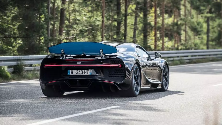 من 0 إلى 400 كلم / ساعة. لا شيء أسرع من Bugatti Chiron 17921_3