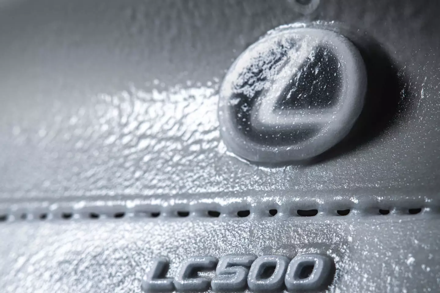 Zamrznuti Lexus LC 500 kabriolet