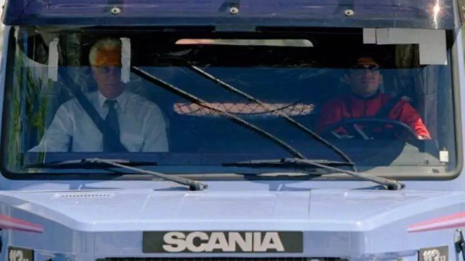 Diego Maradona သည် ဂျာနယ်လစ်များ လွတ်မြောက်ရန် Scania ထရပ်ကားကို ဝယ်ယူသည့်နေ့