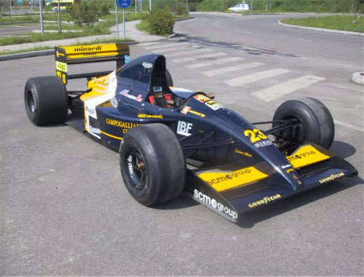 1992 ۾ منارڊي جي ٽن فارمولا 1 سنگل سيٽرز مان هڪ وڪري لاءِ آهي