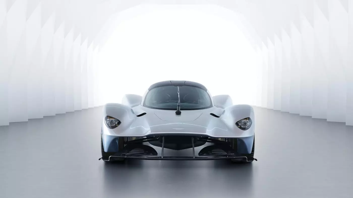 Aston Martin Valkyrie'nin fotoğrafı.