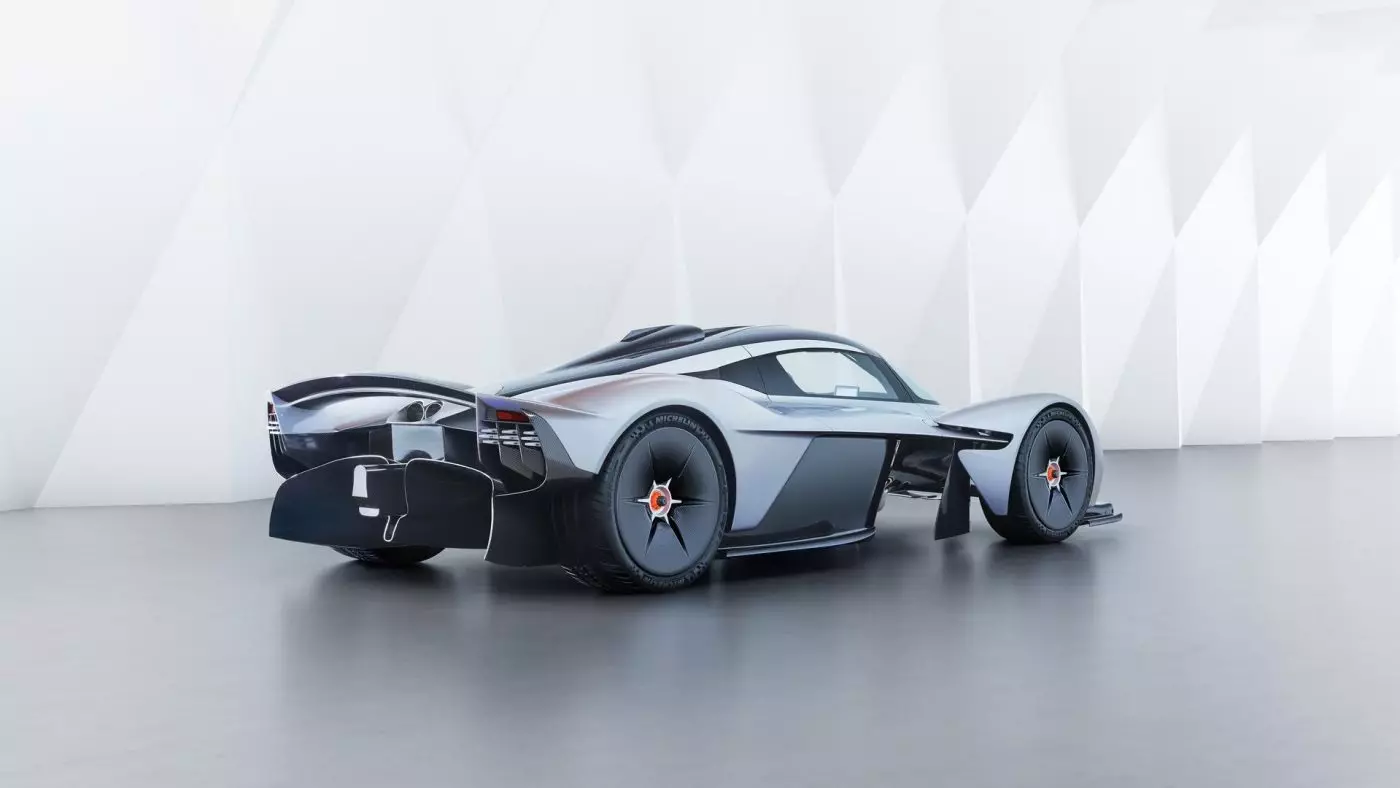 Aston Martin Valkyrie'nin fotoğrafı.