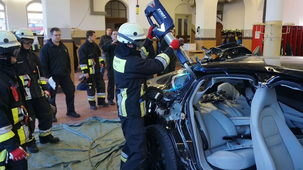 Van sacrificar un Porsche Panamera... tot per una bona causa 18573_2