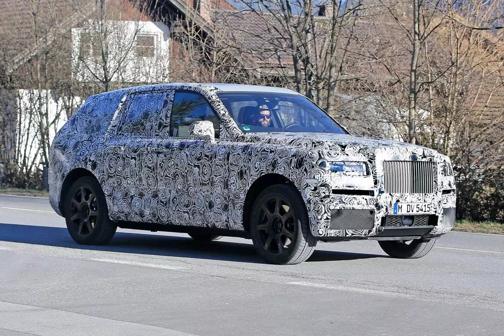 Rolls-Royces første SUV begynner allerede å ta form