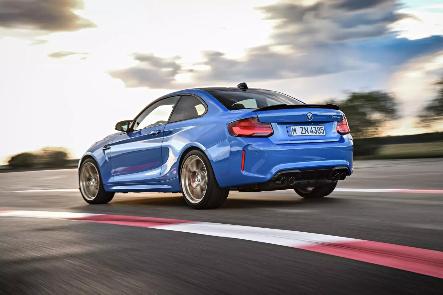 سيارة BMW M2 CS