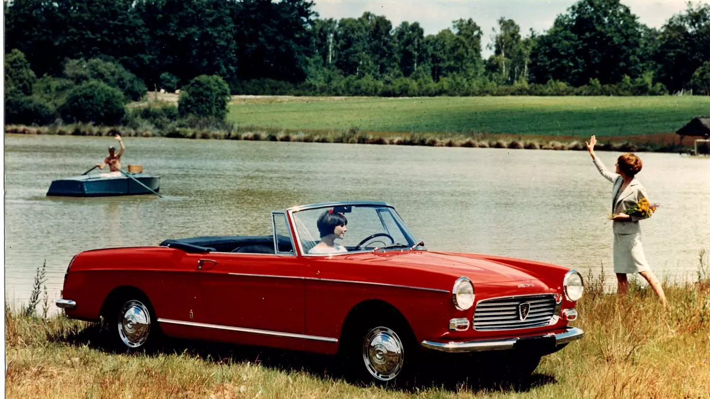 Retromobile Peugeot लाउंज