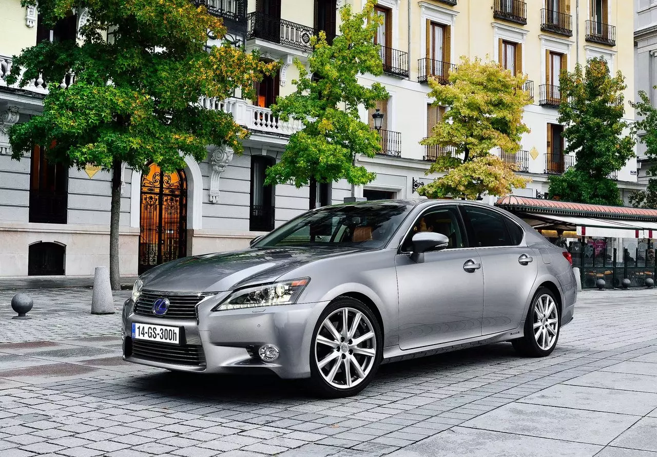 I-Lexus GS 300h entsha: ihlazo kwi 