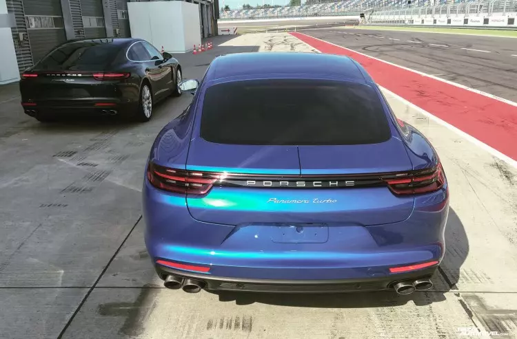 Porsche-panamera-2017-1-3