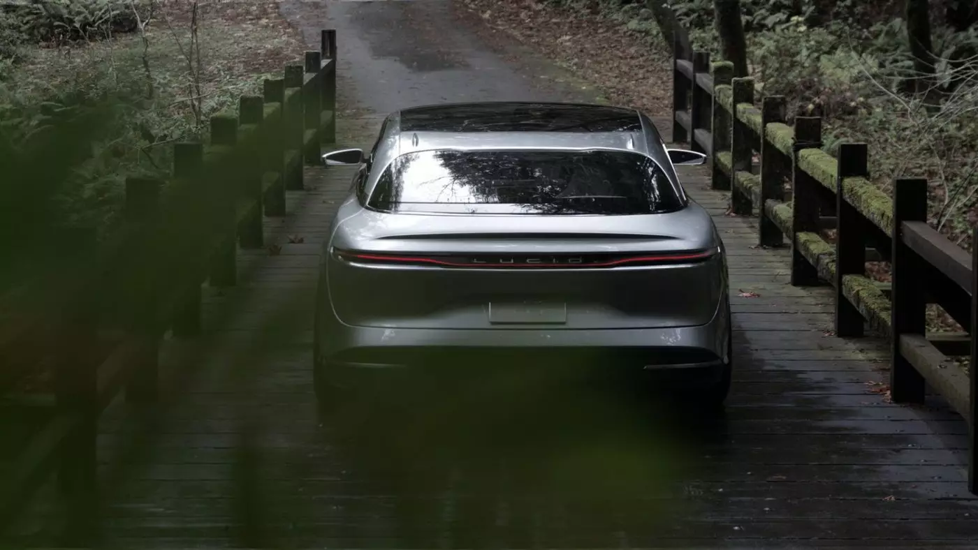 „Lucid Air“: elektrinis sedanas turi 1000 AG galią ir daugiau nei 600 km autonomijos 19319_2